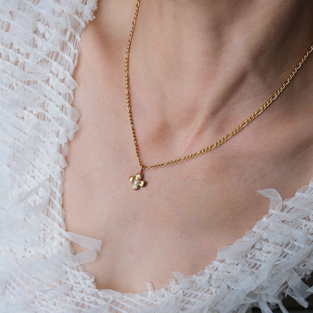 Flower Pearl Necklace wearing picture
