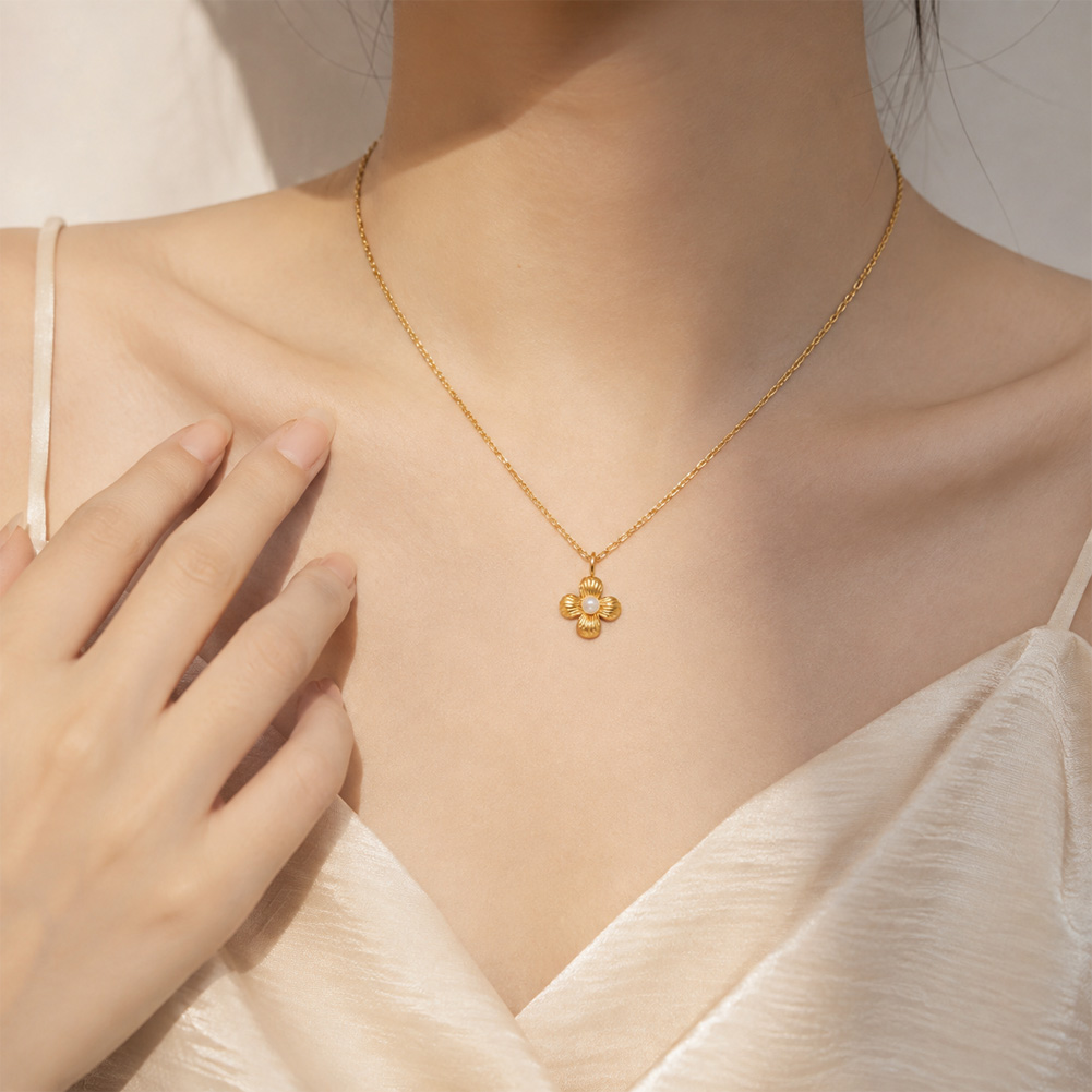 Flower pearl pendant necklace