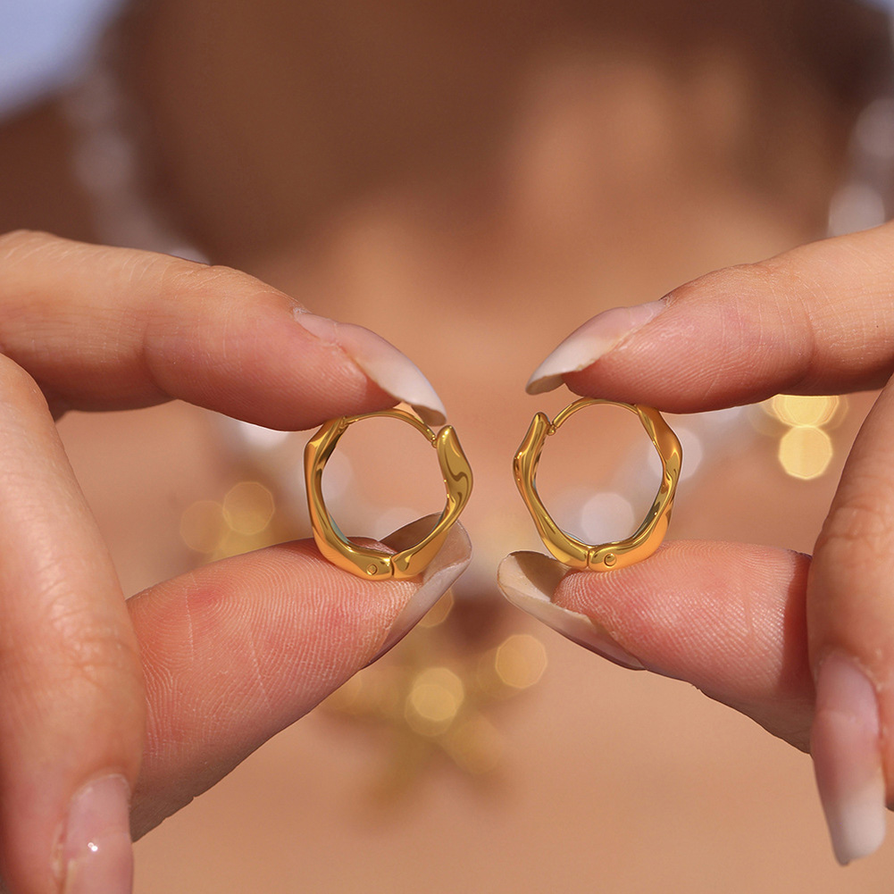 Golden twisted pattern circular earring design illustration