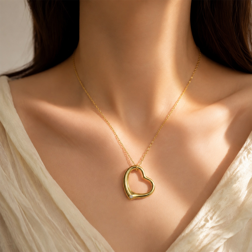 Hollowed-out heart-shaped necklace