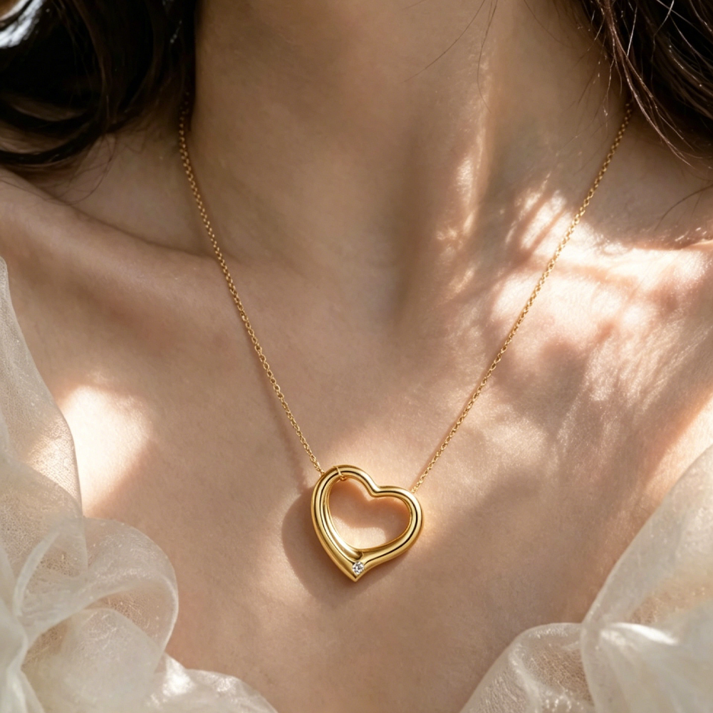 Hollowed-out heart-shaped necklace