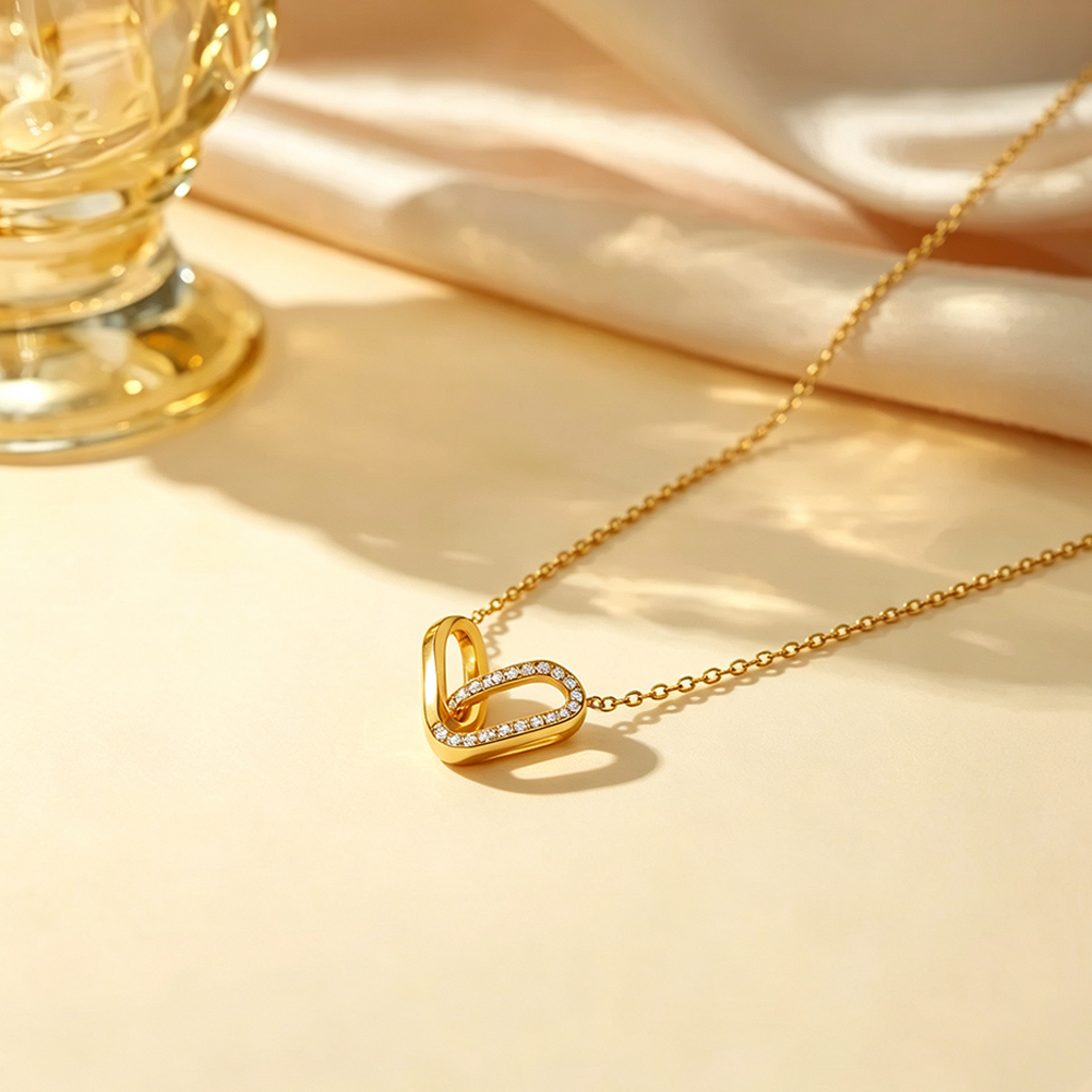 Square-shaped clasp zirconia-studded pendant necklace
